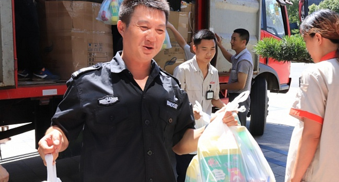 王店鎮工會(huì )王主席一行前來(lái)鼎美慰問(wèn)