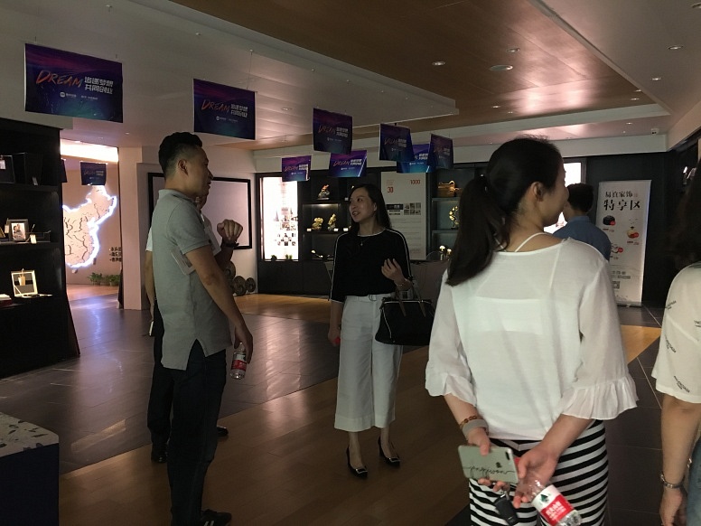 湯部長(cháng)與董委員參觀(guān)鼎美產(chǎn)品展示區